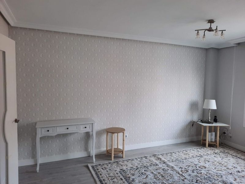 Salón con papel pintado decorativo